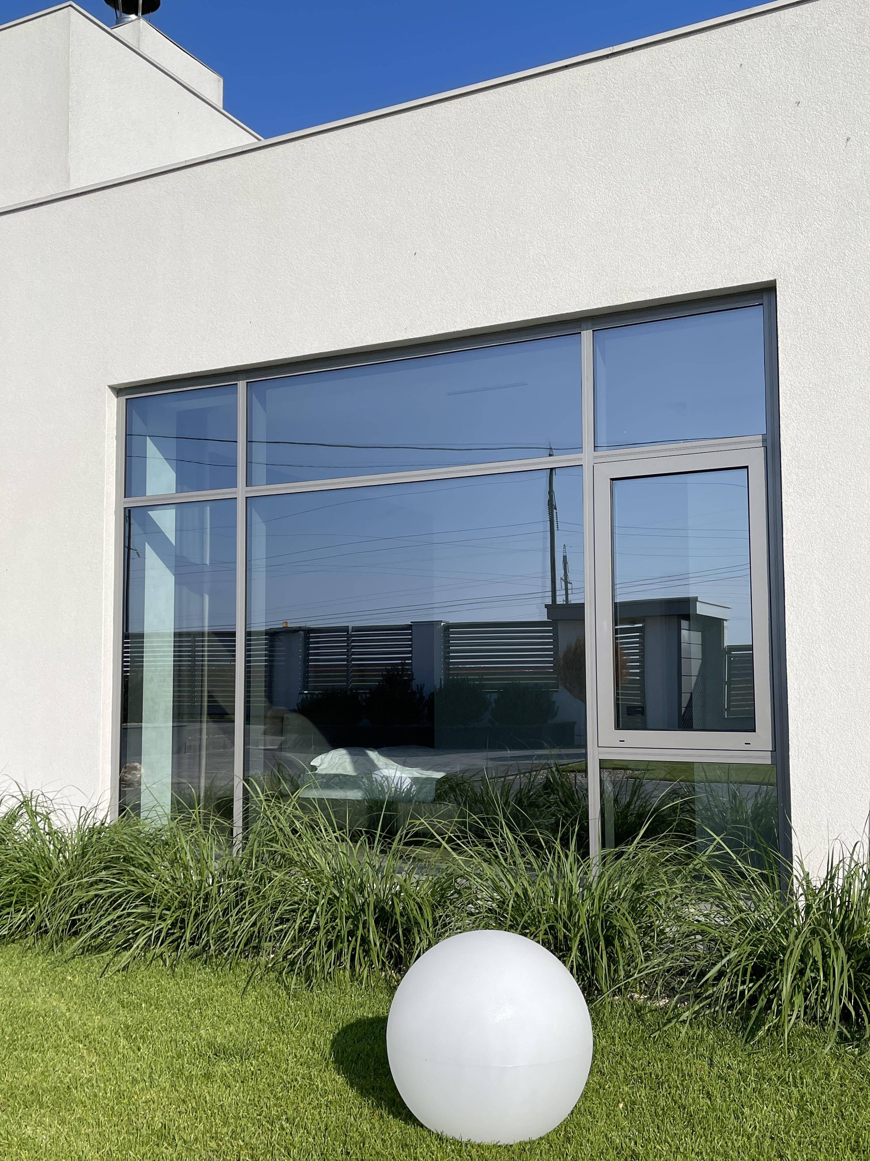 Окно со скрытой створкой ALT W72 HS в фасаде, цвет DB702, вид снаружи категория Окна